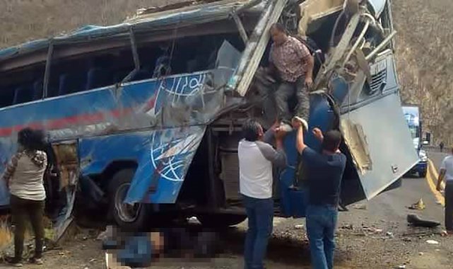 Meksika'da katliam gibi kaza: 17 ölü, 13 yaralı