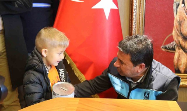 Minik Mehmet Ege, kumbarasındaki harçlığını bağışladı