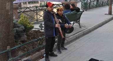 Minik müzisyenler görenlerin içini ısıttı