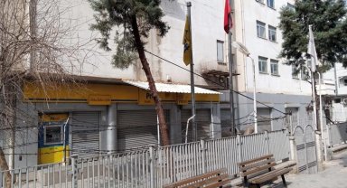 Nusaybin'de depremden dolayı PTT binası kapatıldı