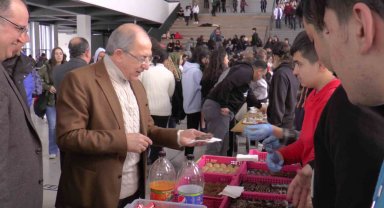 Öğrencilerden depremzedeler için hayır panayırı