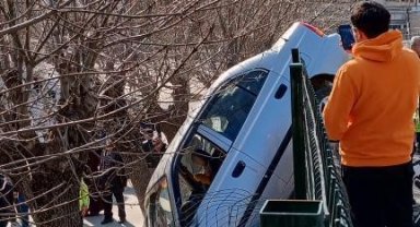 Okul bahçesine düşen araç bir kişiyi yaraladı