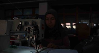 Okulu fabrikaya çevirdiler, günde 50 çadır üretiyorlar
