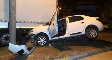 Otomobil tıra ok gibi saplandı: 1'i ağır 2 yaralı