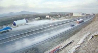 Otomobilin tıra arkadan çarptığı kazada 1 kişi hayatını kaybetti