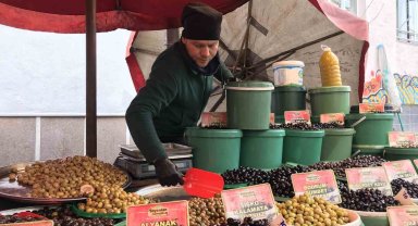 Pazar esnafı mor zeytin ve asma yaprağı salamurasının talep görmesinden memnun