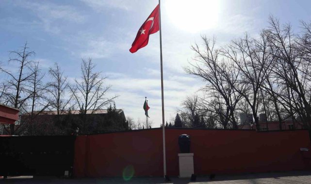 Pekin'de yaşayan vatandaşlar büyükelçilikte taziye defterini imzaladı