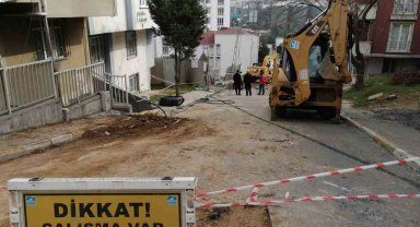 Pendik'te çökme meydana gelen yolda kazı çalışmaları devam ediyor