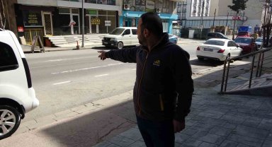 Pendik'te yolun karşısına geçen kadına motosikletin çarptığı anlar kamerada