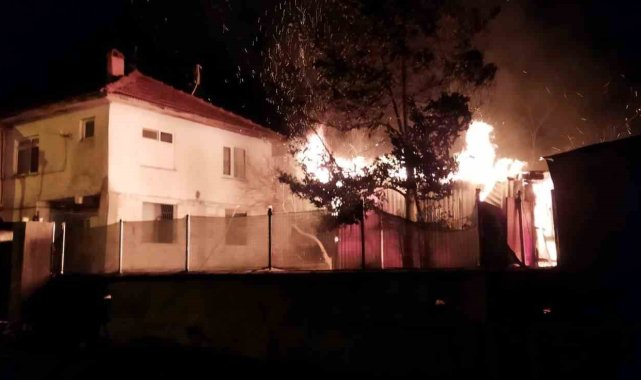 Prefabrik ev alev topuna döndü, ekipler söndürmek için seferber oldu