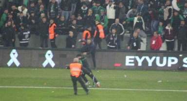 Sahaya atlayıp Kocaelispor tribününe Sakaryaspor atkısı açınca ortalık karıştı
