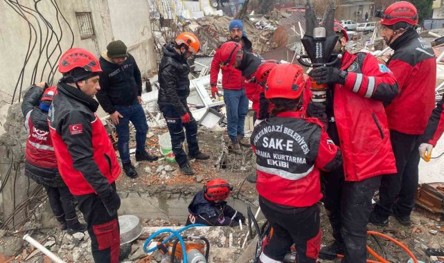 SAK-E deprem bölgesinde arama kurtarma faaliyetlerini aralıksız sürdürüyor