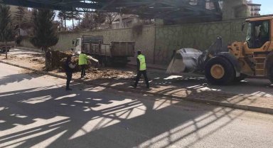 Saman balyası yüklü tır demiryolu geçidine çarptı