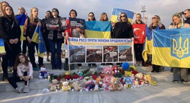 Savaşta ölen Ukraynalı çocuklar oyuncaklarla anıldı