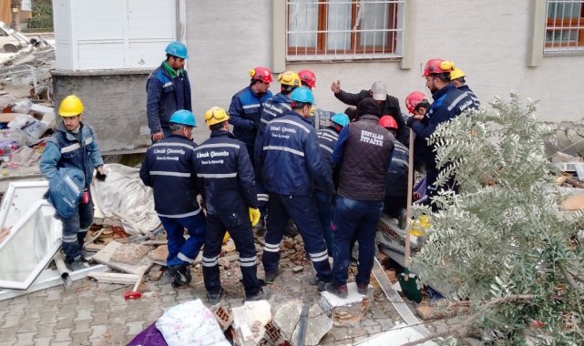 Siirt ekibi enkazdan 30 vatandaşı kurtarmayı başardı