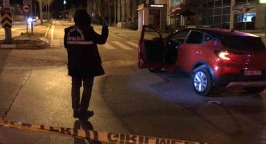 Silahla vurulduktan sonra arabasına binip kaçtı, durduğu yerde yardım istedi