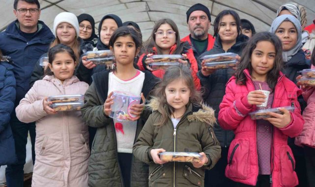 Sındırgılı çocuklar kumbaralarını depremzedeler için kırdı