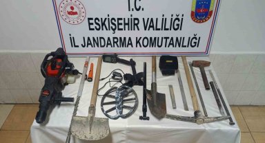 Sit alanında izinsiz kazı yapan şahıslar jandarma tarafından suçüstü yakalandı