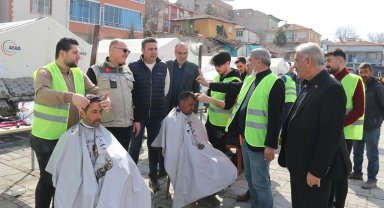 Sivaslı gönüllü kuaförler Doğanşehir'de depremzedeleri tıraş etti