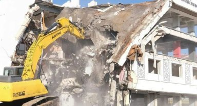 Sorgun'da riskli yapıların yıkımı sürüyor