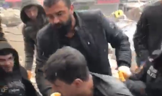 Sosyal medyadan yardım isteyen genç enkaz altından böyle kurtarıldı