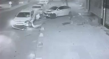 Sultangazi'de çarptığı aracı kaldırıma fırlatıp onun yerine park etti