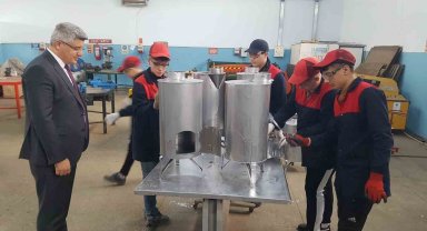 Tatil yapmadılar, depremzedeler için okulda soba ürettiler