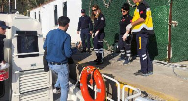 Ticari gemide rahatsızlanan vatandaşa tıbbi tahliye