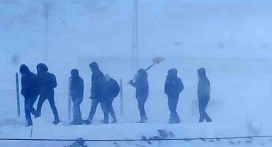 Tipi nedeniyle yolda mahsur kalan öğrenciler kurtarıldı