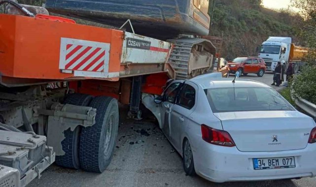 Tırın altına giren araçtan yaralı çıktılar
