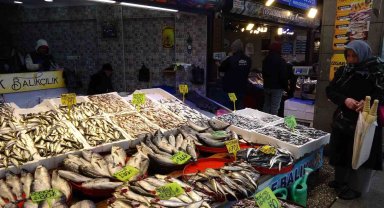 Trabzon'da balık av sezonu sonuna doğru tezgahlarda çeşit bolluğu