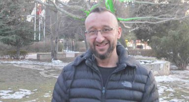 Tunçbilek'te kömür işçisi aç kalan tilkiyi elleriyle besledi