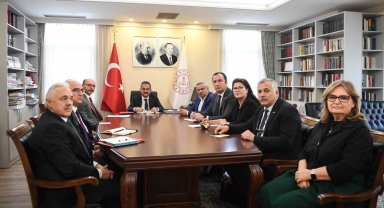 Türk Eğitim-Sen deprem bölgesinde yapılacaklara dair önerileri Bakan Özer'e sundu