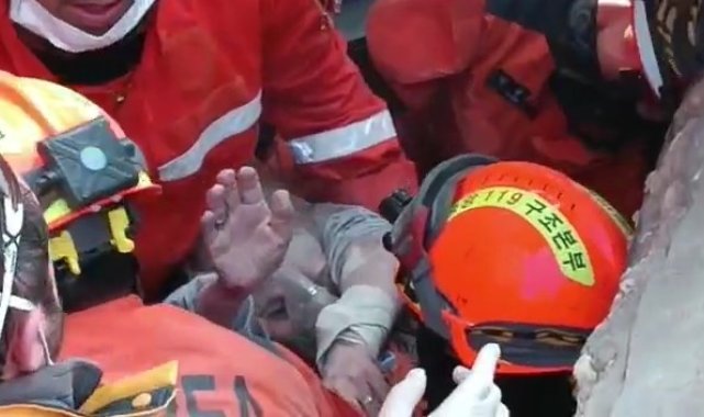 Ümit Teyze umudunu kaybetmedi, 130 saat sonra sağ olarak kurtarıldı