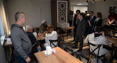 Üniversite Konukevi'nde kalan depremzede ailelere moral ziyareti