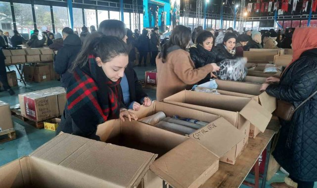 Ünlü dizi oyuncuları Beyoğlu'ndaki deprem yardım çalışmalarına katıldı