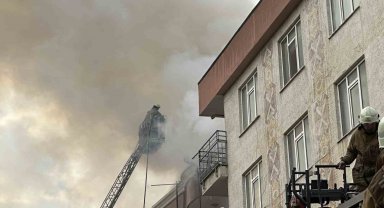Üsküdar'da 5 katlı binada çıkan yangın 2 binaya daha sirayet etti