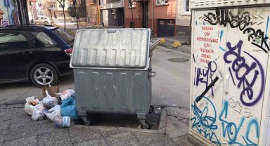 Uyarı yazısı bile kaldırıma çöp atılmasına engel olamadı