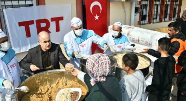 Vali Dağlı, depremzedelere sıcak yemek dağıttı