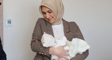 Vali doğum yapan depremzede anneleri tebrik etti