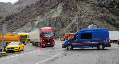 Vali heyelan bölgesinde açıklama yaparken 2. kez heyelan meydan geldi
