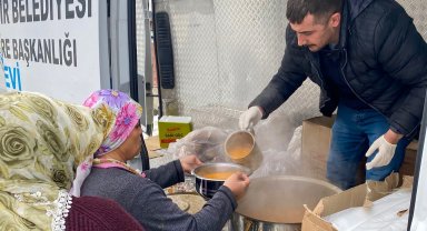 Van Büyükşehir Belediyesi deprem bölgesinde var gücüyle çalışıyor