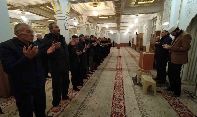 Van'da Miraç Kandili'nde eller, depremzedeler için semaya açıldı