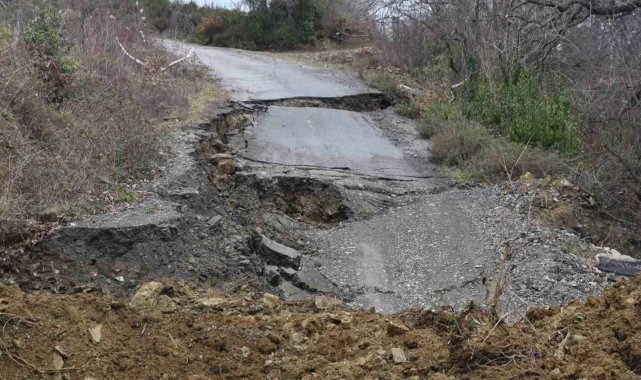 Yakakent'te heyelan nedeniyle yol trafiğe kapandı