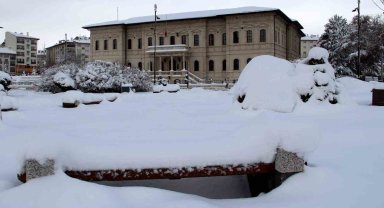 Yaklaşık bin yerleşim yeriyle ulaşım kesildi