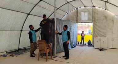 Yalova Belediyesi ekiplerinden çadır kurulumlarına destek