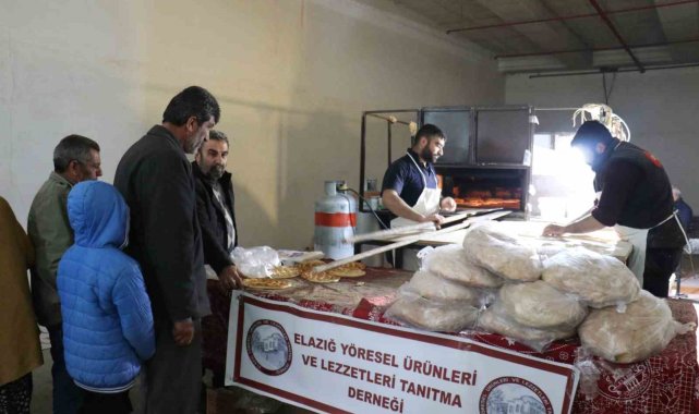 Yaptırdığı seyyar fırınla depremzede vatandaşlara sıcak ekmek dağıtıyor