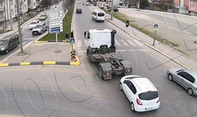 Yaya geçidinde yol vermek için duran tıra çarptı