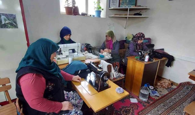 Yenice'de depremzede çocuklar için parça kumaşlardan giysi dikiyorlar