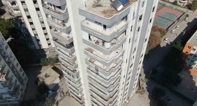 Yıkılacak binadaki eşyaları taşıyan hurdacıdan akılalmaz sözler